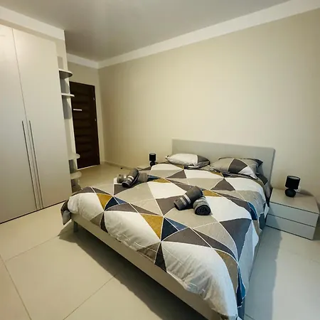 Large In Apartament Gzira